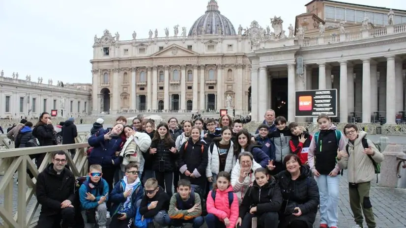 I ragazzi dell'oratorio di Pontevico in piazza San Pietro © www.giornaledibrescia.it