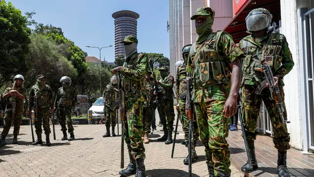 epa11799112 Anti-riot police officers stand guard during a protest by activists against the rise in alleged abductions of government critics, in Nairobi, Kenya, 30 December 2024. The protests across the country are in response to a series of suspected abductions linked to state security forces. EPA/DANIEL IRUNGU