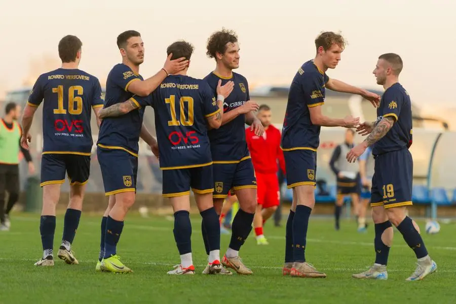 Sport Calcio DOVE Coppa Italia Eccellenza Rovato Vertovese - Codroipo nella foto esultanze finali del Rovato Vertovese 05/03/2025 mazzocchi@newreporter