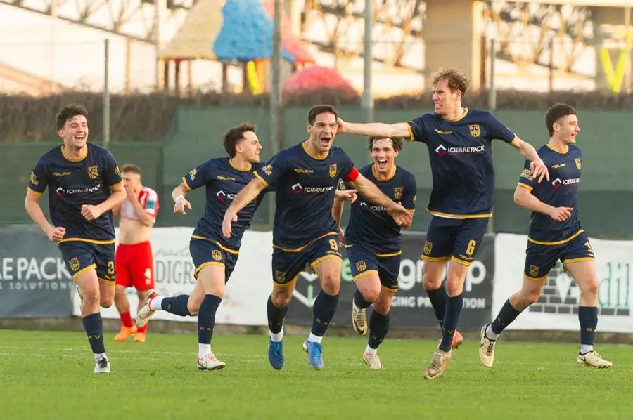 Sport Calcio DOVE Coppa Italia Eccellenza Rovato Vertovese - Codroipo nella foto esultanze del Rovato Vertovese 05/03/2025 mazzocchi@newreporter