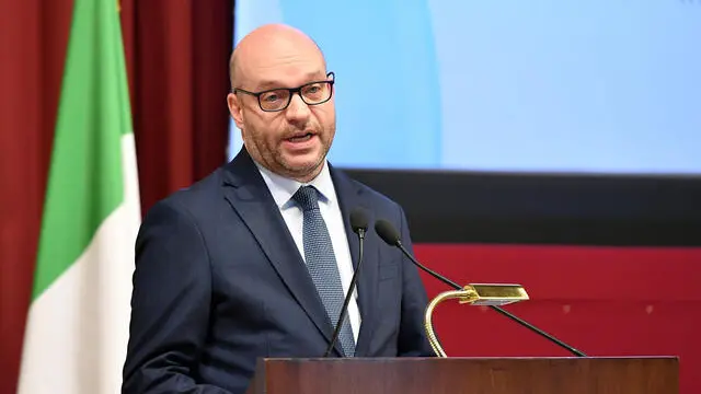 Il Presidente della Camera dei Deputati Lorenzo Fontana introduce il convegno ‘Idroelettrico un valore per l’Italia’ organizzato da Elettricità Futura presso la Sala della Regina della Camera dei Deputati Roma, 26 febbraio 2025 ANSA/FABIO CIMAGLIA