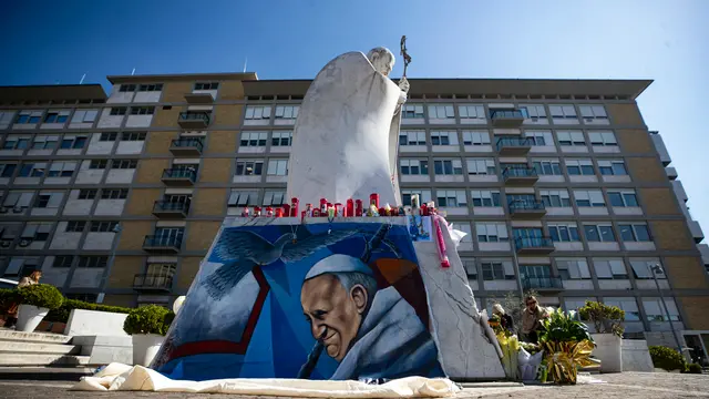 Faithful pray in front of the statue of John Paul II at the entrance to the Gemelli hospital, where Pope Francis is hospitalized, in Rome, Italy, 05 March 2025. ANSA/ANGELO CARCONI
