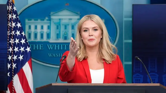 epa11924286 White House Press Secretary Karoline Leavitt speaks during a press briefing at the White House in Washington, DC, USA, 25 February 2025. Leavitt answered numerous questions by reporters. EPA/Yuri Gripas / POOL world rights