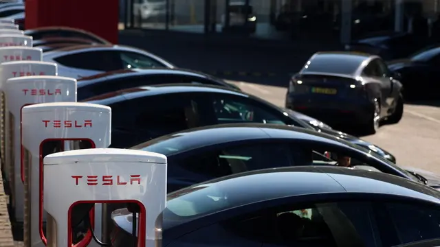 epaselect epa11937907 Tesla vehicles at a Tesla Motors dealership in London, Britain, 03 March 2025. Tesla sales across the EU, EFTA and the UK fell by over 45 percent between January 2024 and January 2025, according to the data released by the European Automobile Manufacturers' Association (ACEA). EPA/ANDY RAIN