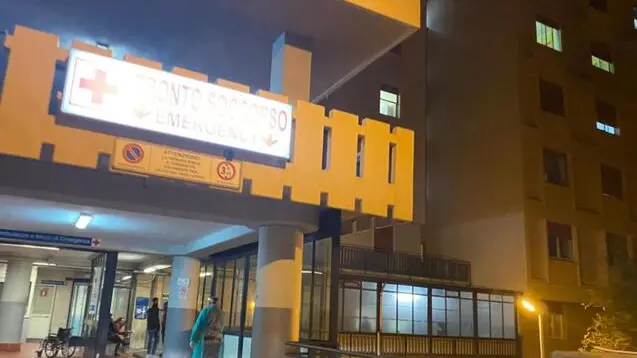 E' stata dimessa dall'ospedale di Termini Imerese dopo essere stata curata e guarita. Per il trasporto a casa i familiari si sono rivolti a una ditta privata, ma nel corso del trasferimento dentro l'ambulanza la barella si è ribaltata, la donna di 85 anni è caduta battendo la testa. È stata subito ricondotta nel pronto soccorso, ricoverata ma è deceduta in seguito all'emorragia alla testa. I familiari hanno presentato una denuncia alla procura di Termini Imerese, sono assistiti dall'avvocato Francesco Paolo Sanfilippo. Il pm di turno Concetta Federico ha già disposto il sequestro della salma in vista dell'autopsia. ANSA/Ignazio Marchese