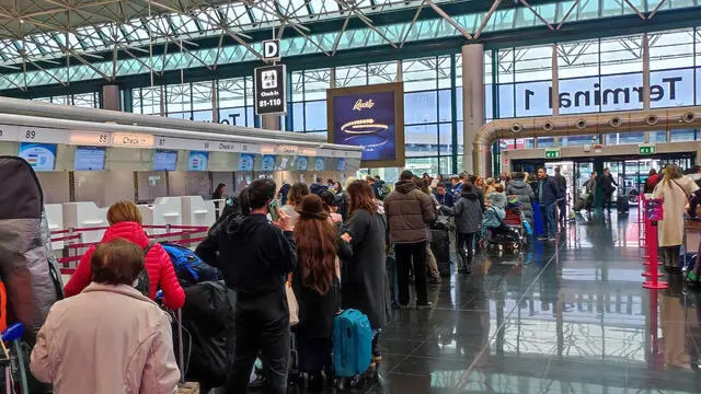 Concluse le festività, all'aeroporto di Fiumicino, ripartono i turisti stranieri. Vacanzieri italiani rientrano dalle mete estere. Fiumicino, 7 gennaio 2024. ANSA/TELENEWS