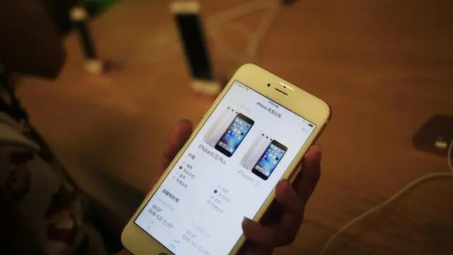 epa05372420 A customer holds an iPhone 6 mobile phone in an Apple Store in Beijing, China, 17 June 2016. Apple Inc. has been ordered by Beijing's intellectual property regulator to stop sales of the iPhone 6 and iPhone 6 Plus models in the city, citing that the exterior design of the two models infringe on a Chinese patent held by Shenzhen Baili for its 100C smartphone, according to a statement on its website dated 19 May. However, the phones were still on sale at an Apple store in Beijing 17 June. EPA/HOW HWEE YOUNG