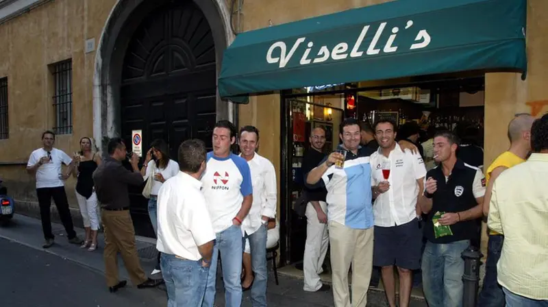 Ragazzi riuniti fuori dal Viselli in uno scatto di alcuni anni fa © www.giornaledibrescia.it