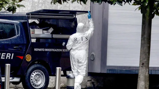 Sopralluogo tecnico scientifico dei carabinieri a casa di Pablo Heriberto Gonzalez Rivas, il salvadoriano che ha ammesso di aver strangolato la compagna Jhoanna Nataly Quintanilla e di aver nascosto il corpo simulando un allontanamento volontario della donna, Milano, 11 febbraio 2025. ANSA/ MOURAD BALTI TOUATI