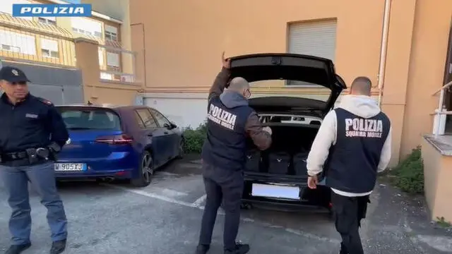 (ANSA) - APRILIA, 06 MAR - La polizia della questura di Latina ha tratto in arresto un uomo di origini albanesi, trovato in possesso di oltre 100 chili di cocaina nascosti nel bagagliaio dell'auto.