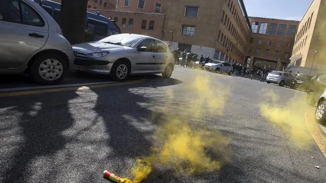 Un momento della protesta degli studenti dell'Università La Sapienza durante il convegno "Dopo la riforma: università italiana, università europea?" alla presenza anche della ministra dell'Istruzione Valeria Fedeli, Roma, 14 marzo 2017. Disordini e brevi tafferugli tra un gruppo di studenti e le forze dell'ordine sono avvenuti all'esterno. ANSA/ANGELO CARCONI