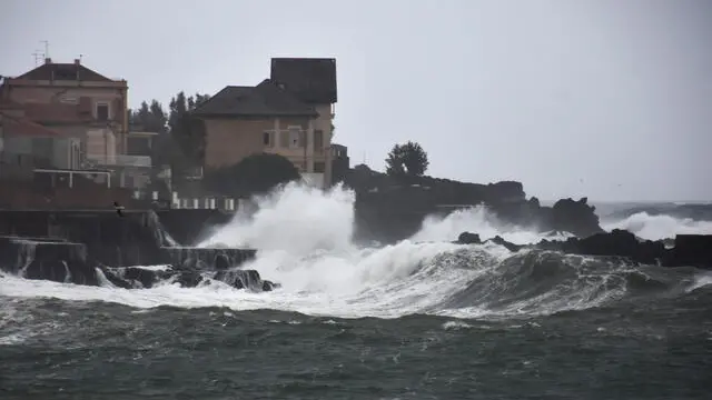 Il lungomare di Ognina, a Catania, flagellato da una violenta mareggiata. Piogge e forti venti stanno interessando la Sicilia orientale. ANSA/Orietta Scardino