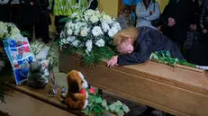 Elisabetta Cassano, nonna di Antonella Salamone morta nella strage Altavilla Milicia piange sulle bare dei nipoti durante il rito funebre in una sala gremita e commozione tra i compagni di scuola delle vittime Palermo, 16 febbraio 2024 ANSA/IGOR PETYX