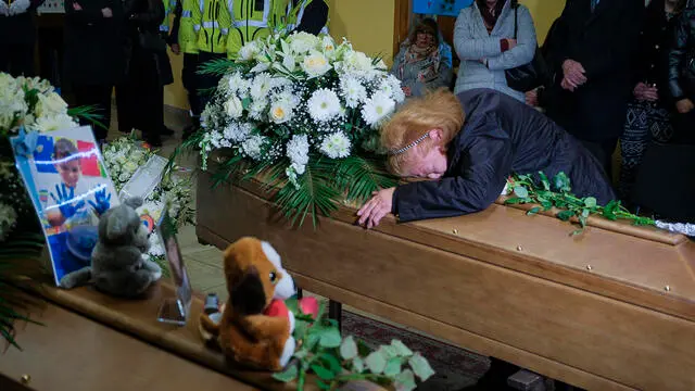 Elisabetta Cassano, nonna di Antonella Salamone morta nella strage Altavilla Milicia piange sulle bare dei nipoti durante il rito funebre in una sala gremita e commozione tra i compagni di scuola delle vittime Palermo, 16 febbraio 2024 ANSA/IGOR PETYX