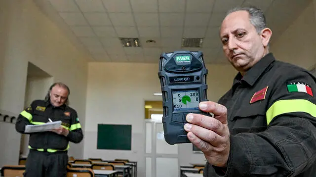 Nell'istituto scolastico 'Lucio Petronio' di Pozzuoli i controlli di livello di CO2 effettuati dai vigili del fuoco impegnati in una verifica a tappeto in tutti i Campi Flegrei interessati al fenomeno del bradisismo, 6 marzo 2025. ANSA / CIRO FUSCO