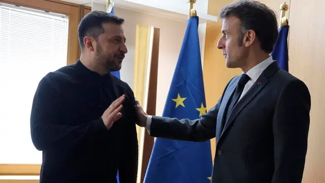 epa11944177 Ukraine's President Volodymyr Zelensky (L) meets France's President Emmanuel Macron (R) on the sidelines of the Special European Council to discuss continued support for Ukraine and European defence at the EU headquarters in Brussels, Belgium, 06 March 2025. European Union leaders held emergency talks in Brussels, gathering as the Trump administration upends traditional alliances and retracts wartime backing of Ukraine. EPA/LUDOVIC MARIN / POOL