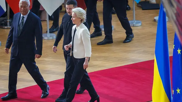 epa11944473 (L-R) EU Council President Antonio Costa, Ukraine's President Volodymyr Zelensky and EU Commission President Ursula von der Leyen arrive at a European Council meeting in Brussels, Belgium, 06 March 2025. The EU leaders are convening for a special summit to discuss ongoing support for Ukraine and enhance European defence. EPA/OLIVIER MATTHYS