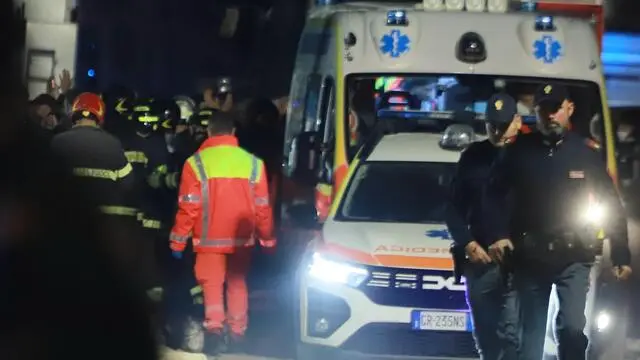 Estratta dalle macerie ed è ora portata in ambulanza Rosalia De Giosa, di 74 anni, la donna dispersa da ieri nel crollo della palazzina a Bari, 6 marzo 2025. ANSA/DONATO FASANO