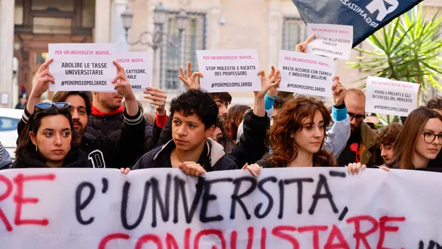 Studenti universitari di ‘’Cambiare Rotta’’ protestano fuori il Senato per contestare il convegno ‘Per un'universita’ nuova in un'Italia migliore’ organizzato dal ministero dell’università e della ricerca, Roma 27 febbraio 2025. ANSA/FABIO FRUSTACI