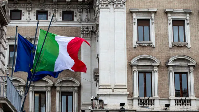 Le bandiere issate durante il Consiglio dei Ministri (Cdm) a Palazzo Chigi, Roma, 19 febbraio 2025. ANSA/ANGELO CARCONI