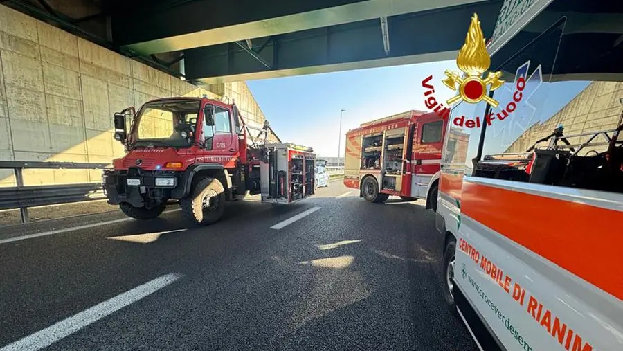 Autobus con 44 bambini tampona un tir in A4, grave il conducente ...