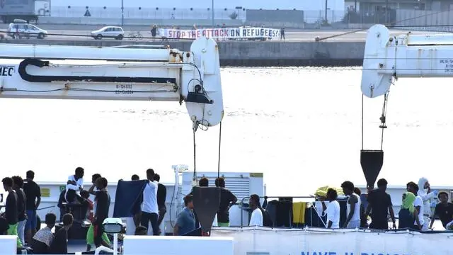Il presidio organizzato dalla Rete Antirazzista Catanese per chiedere che vengano fatti scendere i migranti dalla nave Diciotti a Catania, 21 agosto 2018. ANSA/ORIETTA SCARDINO