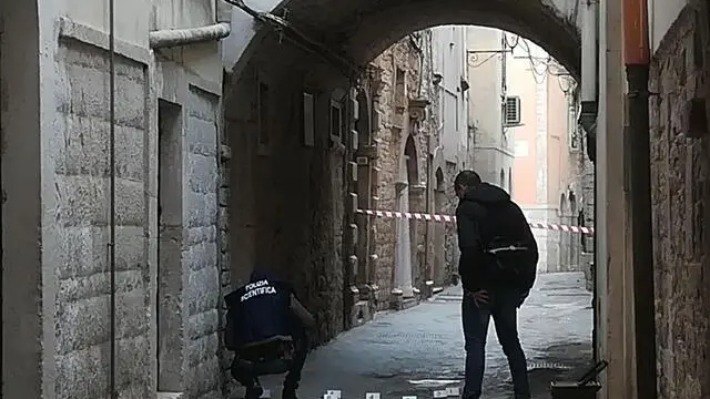 I rilievi delle forze dell'ordine dopo che una donna di 84 anni, Anna Rosa Tarantino, e' rimasta uccisa durante un agguato avvenuto in strada a Bitonto, 30 dicembre 2017. La donna potrebbe essere stata utilizzata come 'scudo' dall'obiettivo dei sicari, probabilmente il giovane di 20 anni, Giuseppe Casadibari, con precedenti penali, rimasto ferito ed ora ricoverato al policlinico di Bari. La circostanza al momento non viene confermata dagli investigatori. ANSA/ DONATELLA LOPEZ