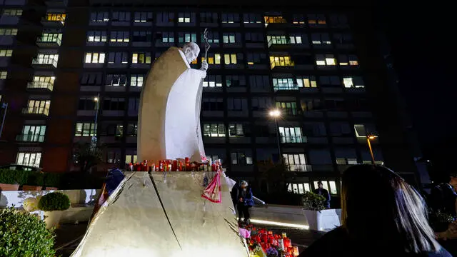 People pray in front of the statue of John Paul II at the entrance to the Gemelli Hospital, where Pope Francis is hospitalized, in Rome, Italy, 6 March 2025. ANSA/FABIO FRUSTACI
