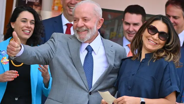 epa11567613 The president of Brazil, Luiz Inacio Lula da Silva (C), and the first lady, Rosangela (Janja) da Silva (R), pose during the presentation of the MovCEU vans, part of the itinerant cultural equipment of the 'Cultural Territories Program', outside the Palacio do Planalto in Brasilia, Brazil, 27 August 2024. EPA/Andre Borges