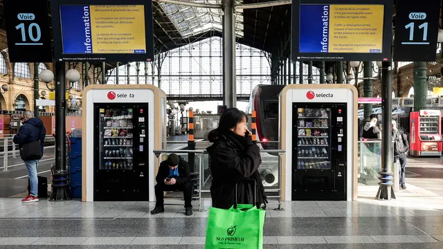 epa11946600 A passenger stands next to information screens announcing that traffic was interrupted following the discovery of a World War II bomb, at Gare du Nord station in Paris, France, 07 March 2025. Rail services announced that traffic will be heavily disrupted, cancelling all trains to and from Gare du Nord due to the discovery of an unexploded World War II bomb near the station's tracks. EPA/TERESA SUAREZ