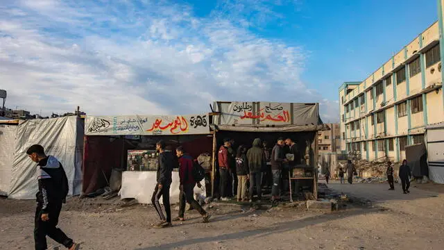 epa11940128 Palestinians shop at a market during the holy month of Ramadan in the city of Khan Yunis, southern Gaza Strip, 04 March 2025. Muslims around the world observe the holy month of Ramadan by praying at night and abstaining from food and drink between sunrise and sunset. Ramadan is the ninth month in the Islamic calendar, and the first verse of the Quran is believed to have been revealed during the last 10 nights. EPA/HAITHAM IMAD