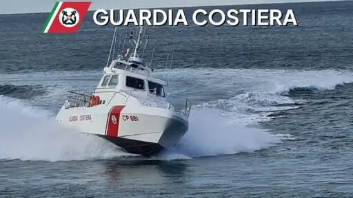 Un natante in azione della Guardia Costiera