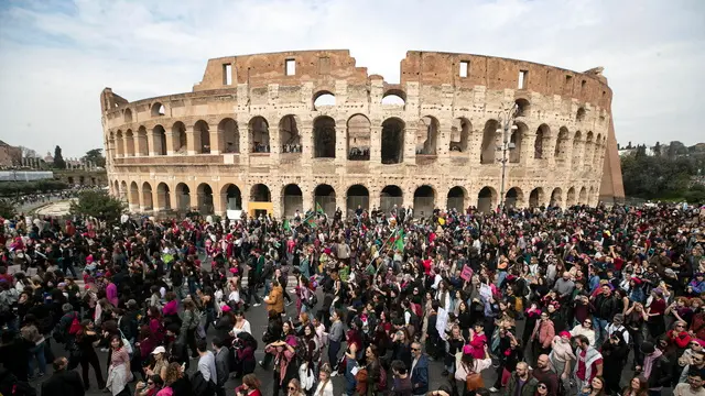 epa11948978 People take part in a demonstration by the trans-feminist movement Non Una Di Meno (Not One Less) to mark International Women's Day, in Rome, Italy, 08 March 2025. The International Women's Day is observed annually on 08 March. EPA/ANGELO CARCONI