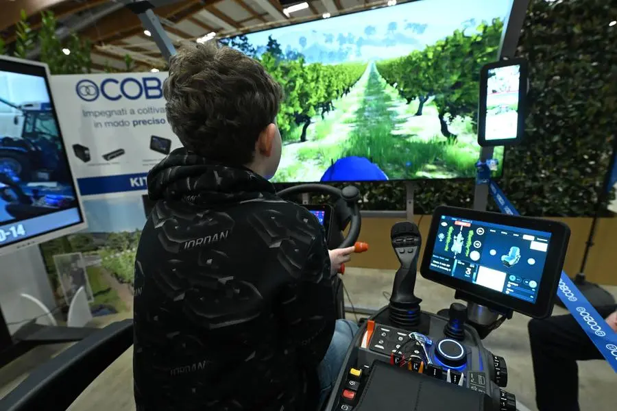 CRONACA  BRESCIA EXPO FUTURA 2025 VARI STAND NELLA FOTO GUIDA SIMULATA SUL TRATTORE 8/03/2025 newreporter©favretto