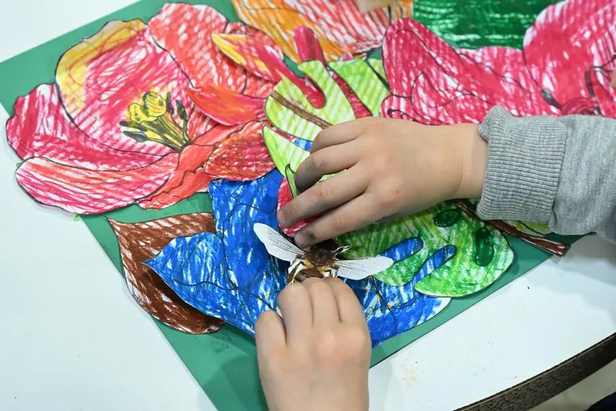 CRONACA  BRESCIA EXPO FUTURA 2025 VARI STAND NELLA FOTO BAMBINI DISEGNANO FIORI E POSIZIONANO API SUI FIORI   8/03/2025 newreporter©favretto