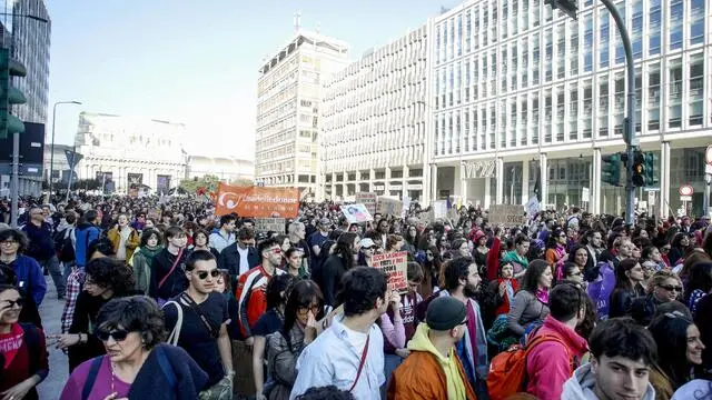 Corteo dell'8 marzo organizzato da ‘Non Una Di Meno’ a Milano, 8 marzo 2025. ANSA/MOURAD BALTI TOUATI