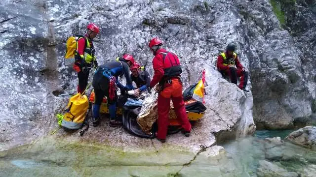 (ANSA) - TRIESTE,17 AGO - È stato recuperato questa mattina, con il supporto di un elicottero sanitario, l'escursionista austriaco che era rimasto ferito durante un'uscita di canyoning nella forra del torrente Viellia, nel comune di Tramonti di Sopra (Pordenone). Sul posto i tecnici del Soccorso Alpino di Maniago. (ANSA).