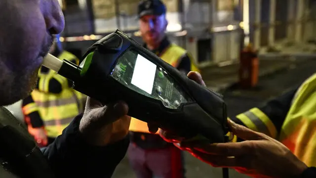 Controlli degli agenti della Polizia Stradale di Genova, dopo le novita' del Codice della Strada 2024. Genova, 19 dicembre 2024. ANSA/LUCA ZENNARO