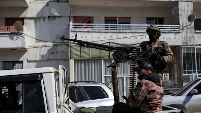 epa11947061 Syrian security forces with heavy weapons take part in an operation following attacks carried out against Syrian security forces, in Latakia, Syria, 07 March 2025. At least 16 Syrian security officers were killed by supporters of former president Bashar al-Assad on 06 March in the coastal province of Latakia, Syrian security forces said.. EPA/BILAL AL HAMMOUD