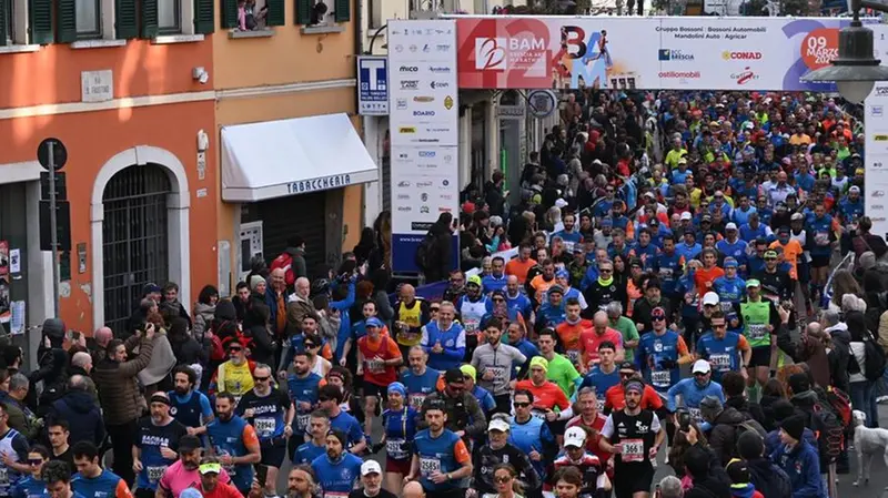La partenza della Brescia Art Marathon in via san Faustino
