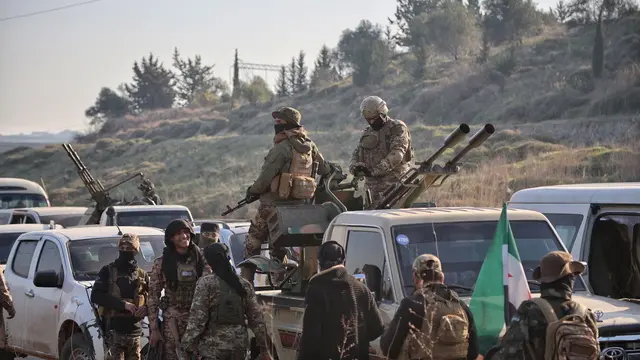 epa11946985 Syrian security forces with heavy weapons take part in an operation following attacks carried out against Syrian security forces, in Latakia, Syria, 07 March 2025. At least 16 Syrian security officers were killed by supporters of former president Bashar al-Assad on 06 March in the coastal province of Latakia, security forces said. EPA/BILAL AL HAMMOUD