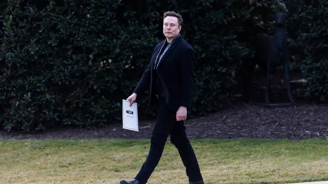 epa11948068 US Department of Government Efficiency's (DOGE) Elon Musk (C) walks behind US President Donald Trump (not pictured) as they depart the White House for Florida in Washington, DC, USA, 07 March 2025. EPA/JIM LO SCALZO