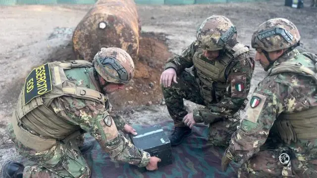 Disinnescata, la bomba inesplosa del 1944 di oltre 2000 kg, ritrovata giorni fa in un cantiere nella periferia di Viterbo. Le operazioni coordinate dalla Prefettura di Viterbo, sono iniziate questa mattina all'alba con l'evacuazione di oltre 36mila viterbesi residenti in un'area di 1.400 metri di raggio dal punto di ritrovamento dell'ordigno. Alle 10.30 gli artificieri del 6° Reggimento Genio Pionieri dell'esercito, hanno iniziato l'intervento di disinnesco per la rimozione delle tre spolette, tutte ancora attivate e armate. Una volta rimosse, alle 15.30 il residuato bellico è stato caricato a bordo di un mezzo speciale e trasportato presso l'80° reggimento "Roma", dove sarà reso inoffensivo con la tecnica della lisciviatura, che prevede lo svuotamento della bomba tramite getti d'acqua ad alta temperatura. "Ringrazio di cuore tutti i cittadini per la preziosa collaborazione, se le operazioni hanno avuto successo si deve anche alla vostra serietà - ha detto la sindaca Chiara Frontini alla conclusione delle operazioni - Per questa complessa attività, erano stati organizzati 24 punti di raccolta verso 3 centri di accoglienza, dove le persone hanno potuto passare il tempo in compagnia, un ospedale da campo e un centro per le persone con particolari fragilità. Per la sicurezza erano stati messi in campo 9 droni e 55 varchi presidiati dalle forze dell'ordine. Inoltre, erano stati stati organizzati centri per ospitare i nostri amici a 4 zampe e un gazebo informativo per i pellegrini in cammino su Viterbo. Tutto questo - ha concluso Frontini - non sarebbe stato possibile senza la perfetta sinergia che c'è stata tra tutte le istituzioni". ANSA/ESERCITO ITALIANO ANSA PROVIDES ACCESS TO THIS HANDOUT PHOTO TO BE USED SOLELY TO ILLUSTRATE NEWS REPORTING OR COMMENTARY ON THE FACTS OR EVENTS DEPICTED IN THIS IMAGE; NO ARCHIVING; NO LICENSING +++ NPK