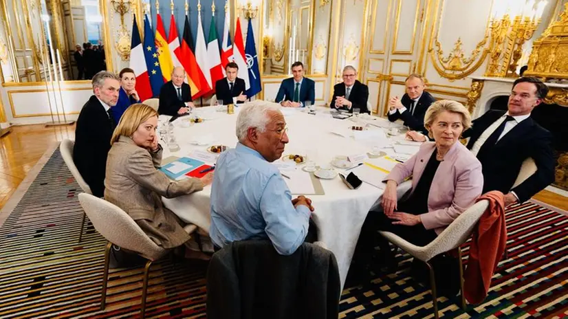 La premier Meloni all'Eliseo durante il vertice informale sull'Ucraina e la difesa europea convocato da Macron - Foto Ansa © www.giornaledibrescia.it