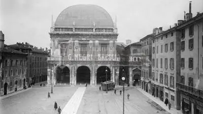 Palazzo della Loggia in una foto conservata alla Fondazione Negri