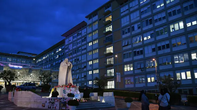 Scende la sera sul Policlinico Gemelli dove è ricoverato Papa Francesco Roma, 09 marzo 2025 ANSA/FABIO CIMAGLIA