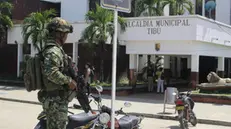 epa11846080 A soldier stands guard in front of the Tibu Municipal Hall in Tibu, Colombia, 22 January 2025. The streets of Tibu, an oil town in the Colombian department of Norte de Santander, have once again become the scene of the exodus of thousands of people seeking refuge from the violence between the guerrilla group of the National Liberation Army (ELN) and one of the dissident groups of FARC. EPA/MARIO CAICEDO