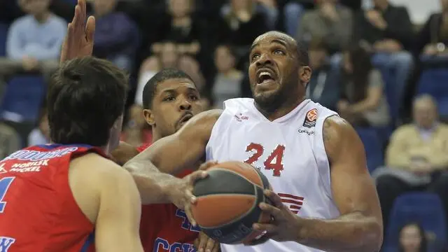 epa04618138 Samardo Samuels (R) of EA7 Emporio Armani Milan in action against Kyle Hines (C) of CSKA Moscow during the Basketball Euroleague TOP16 Group F match between CSKA Moscow and EA7 Emporio Armani Milan in Moscow, Russia, 13 February 2015. EPA/MAXIM SHIPENKOV