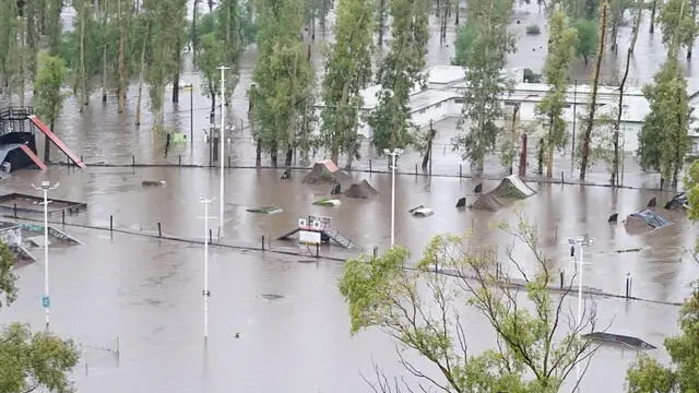 epa11947336 Generel view of a flooded street in Bahia Blanca, Argentina, 07 March 2025, following torrential rainfall of more than 200 millimeters in four hours. EPA/CRISTIAN ROMERO