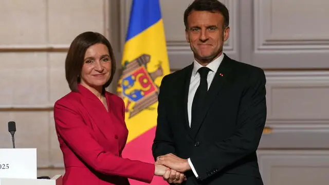 epa11954234 Moldova's President Maia Sandu (L) and French President Emmanuel Macron shake hands after a joint statement at the Elysee Palace in Paris, France, 10 March 2025. EPA/CHRISTOPHE ENA / POOL MAXPPP OUT